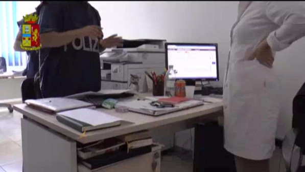 Maltrattavano gli anziani, agli arresti la direttrice e cinque operatori di una clinica di Nuoro