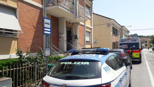 Donna uccisa a Pesaro: trovata auto vittima, assassino in fuga