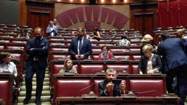 Milleproroghe, il governo pone la fiducia | Pd occupa l'Aula della Camera