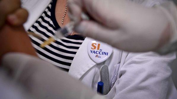 Vaccini, padre "No vax" e madre sì: il giudice dà ragione a lei