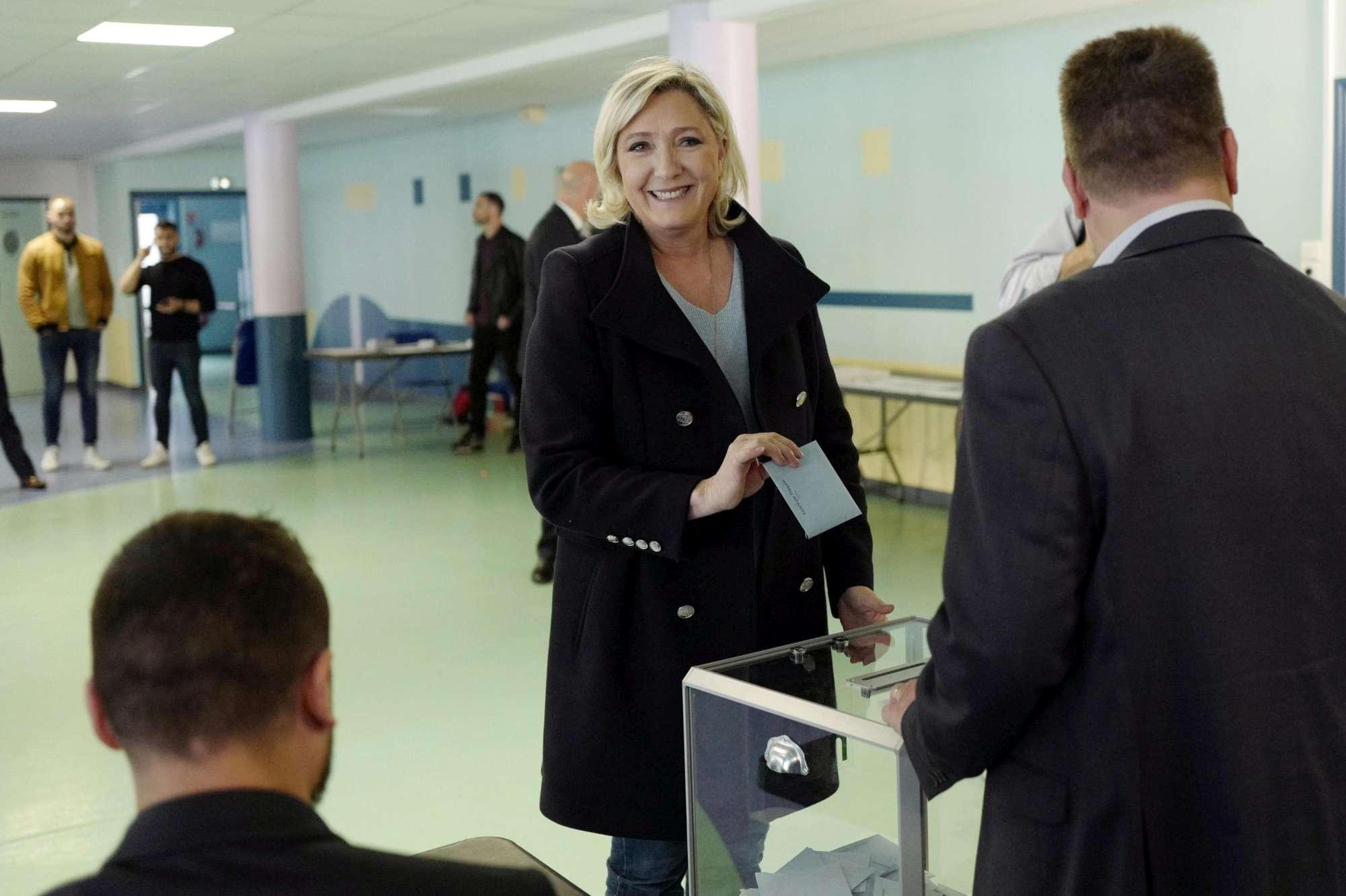 Europee, boom per Le Pen che chiede lo scioglimento del Parlamento | Ma il partito di Macron alla fine regge