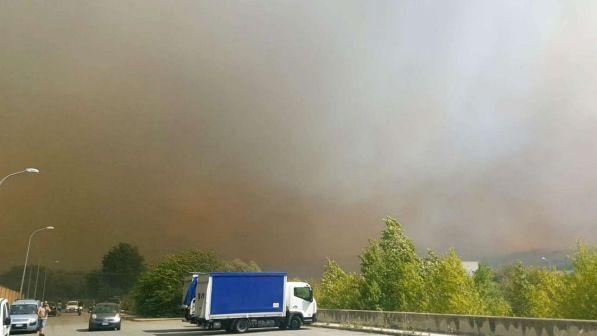 Rogo in deposito pneumatici a Battipaglia, sos nube tossica