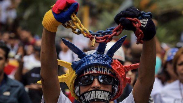 Venezuela, Maduro chiede che voto dell'opposizione sia "pacifico"