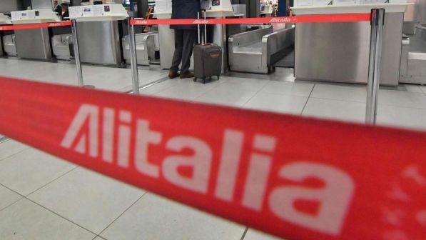 Alitalia, 506 milioni di euro in cassa nel 2018: dimezzato il rosso