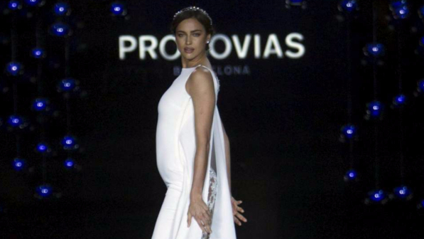 Irina Shayk, l'abito bianco nasconde un pancino sospetto...