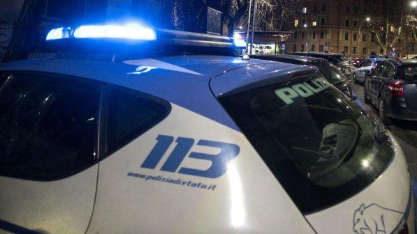 Genova, donna droga la figlia minore e poi il patrigno ne abusa: arrestati