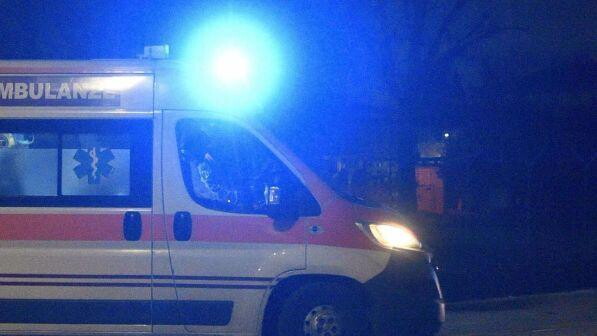 Maltempo, cade dal tetto e schiaccia il figlio: morto 14enne