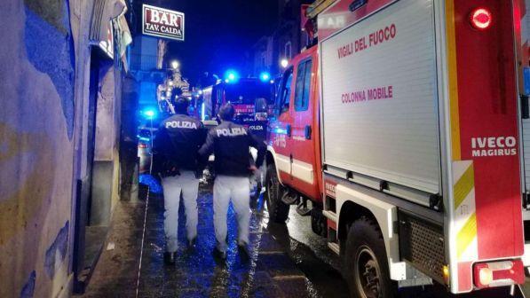 Fiamme lambiscono abitazioni nel Catanese: evacuate famiglie