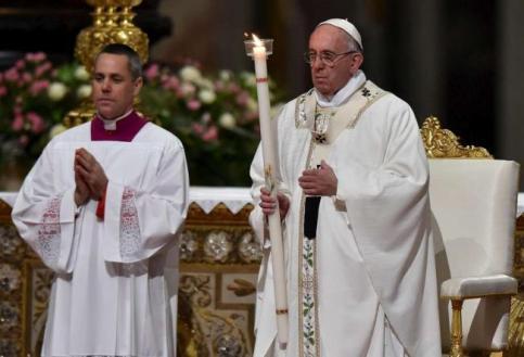 Veglia pasquale, Papa Francesco: Chiesa porti speranza al mondo, ne è assetato