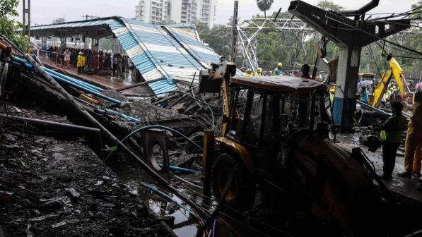 India, crolla un ponte pedonale a Mumbai: si temono vittime