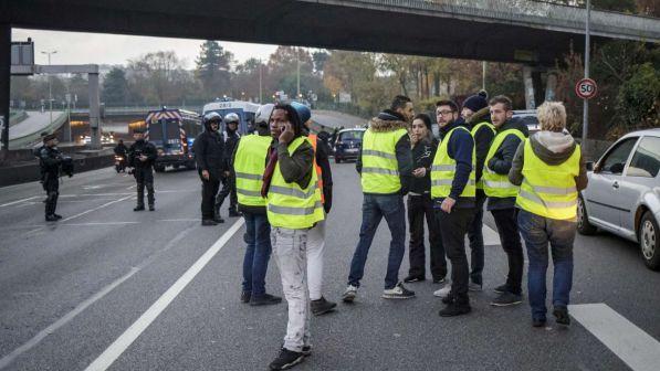 Parigi, i "gilet gialli" tentano di raggiungere l'Eliseo: bloccati