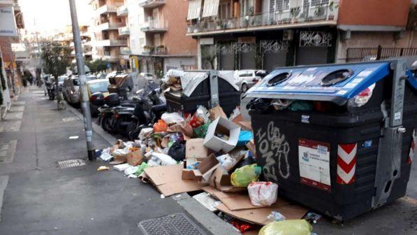 Emergenza rifiuti Roma, vescovo: avvilisce l'assenza di soluzioni