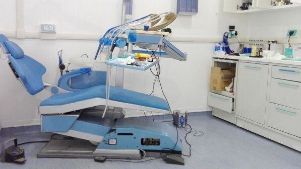 Aosta, dentista sospeso perché non si aggiorna: è il primo caso in Italia