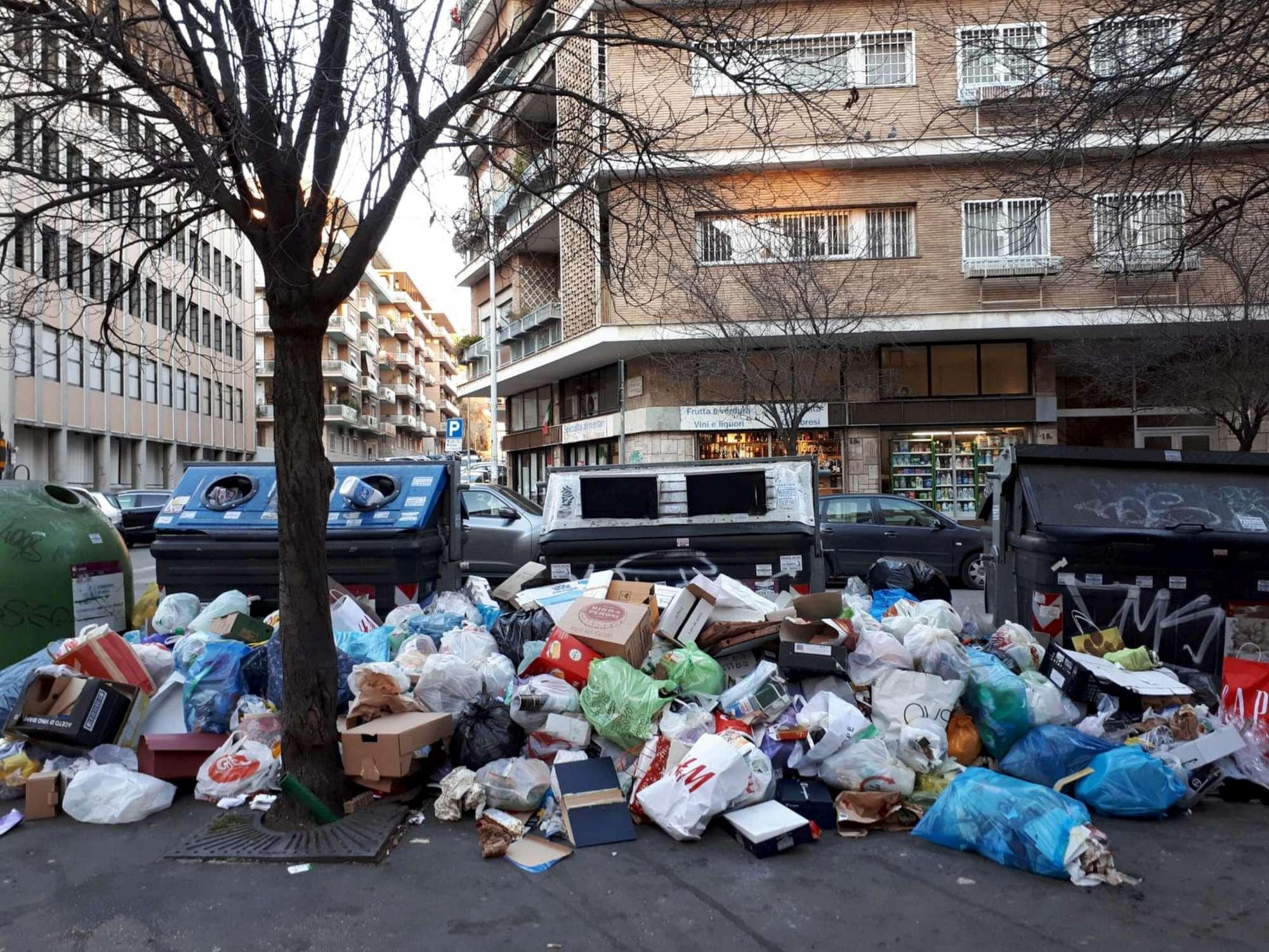Rifiuti, Regione Lazio avvisa Ama: "Roma va ripulita in 7 giorni"
