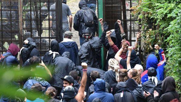 Val di Susa, No Tav lanciano petardi e bombe carta contro la polizia