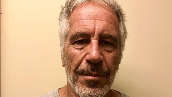 Caso Epstein, l'autopsia conferma: si è suicidato impiccandosi con il lenzuolo della sua brandina