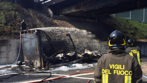 Tir a fuoco sulla Milano-Napoli: cavalcavia semidistrutto sarà demolito