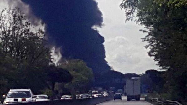 Rogo in deposito di materiali edili: nube nera visibile nord Milano