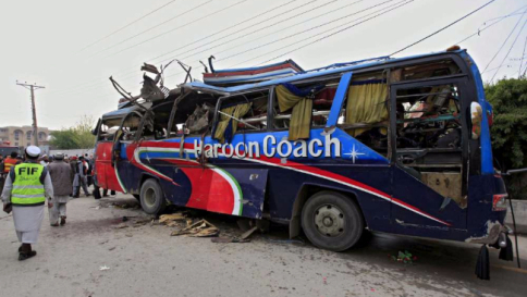 Pakistan, bomba sul bus del governo a Peshawar: 16 morti e 24 feriti