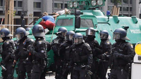 Disordini G20, ancora in prigione ad Amburgo 18enne italiano