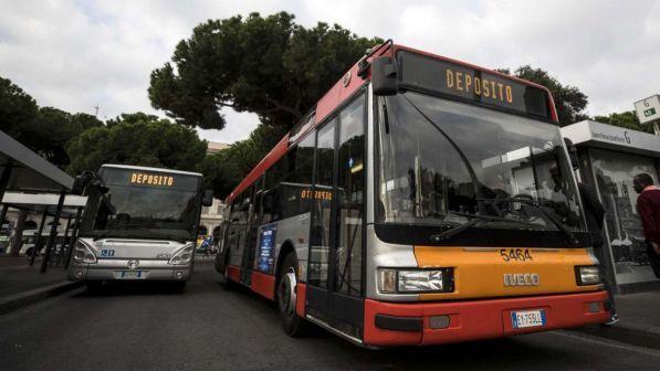Roma, autobus travolge e uccide uomo in piazza Risorgimento