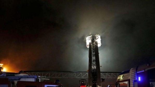 Iran, vasto incendio in un centro commerciale di Teheran