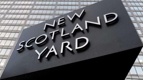 Gb, incriminato per terrorismo uomo armato arrestato a Londra