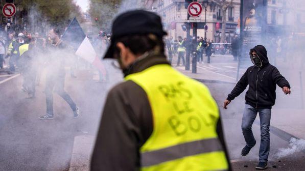 Gilet gialli, 70 fermi a Parigi: città blindata per 4 cortei
