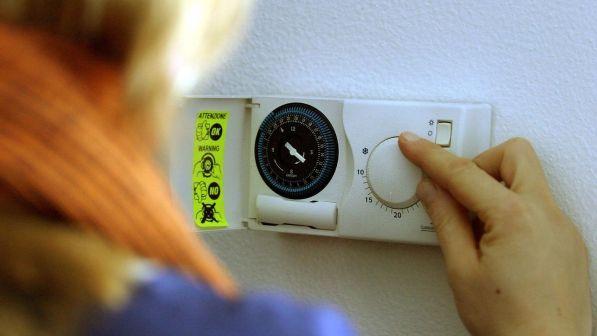 Bollette, Autorità per l'energia: da aprile +2,9% luce, -2,7% gas