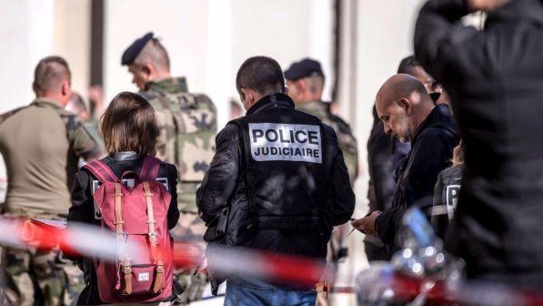 Francia, auto contro militari: fermato un uomo dopo sparatoria