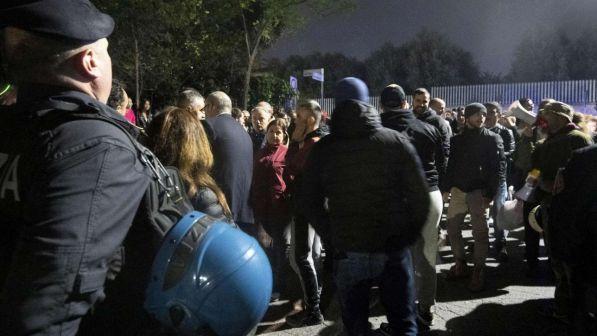 Roma,proteste per arrivo rom: il sindaco Raggi ordina ricollocamento