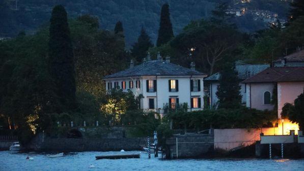 Obama ospite di Clooney: allarme piscina fredda, arriva l'idraulico