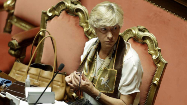 Raid in Libia, Pinotti: "L'Italia è pronta a offrire basi e spazi aerei per la guerra contro l'Isis"