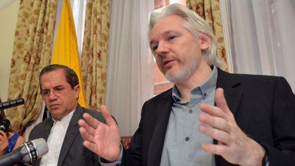 Dietrofront di Assange, il legale: "Non si consegnerà agli Usa"