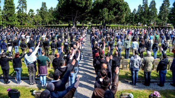 Milano, Cimitero Maggiore: militanti di destra celebrano i caduti di Salò