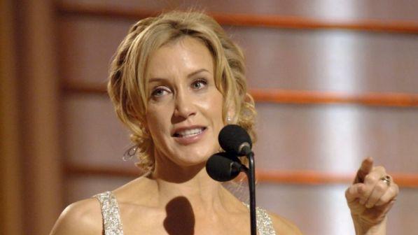 Usa, mazzette per favorire l'ingresso dei figli al college: molti vip coinvolti | Arrestata l'attrice Felicity Huffman