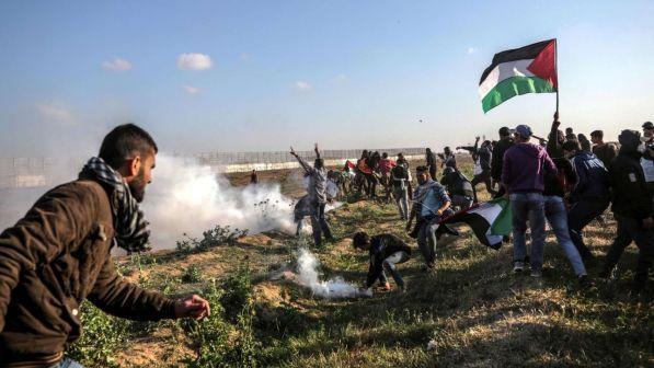 Gaza, migliaia di dimostranti al confine: scontri e decine di feriti