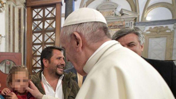 Papa Francesco ai giovani: guardate a futuro, siate fecondi non "zitelloni"