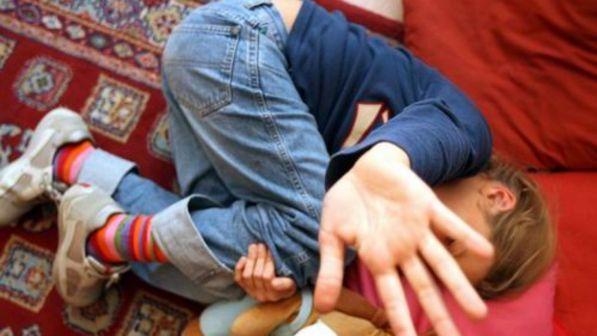 Milano, per punizione ustionò il figlio con il ferro da stiro: 27enne condannata
