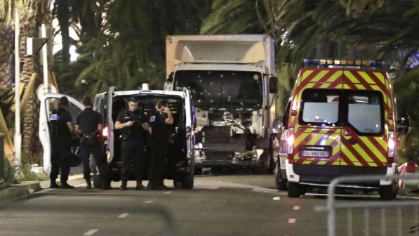 Nizza, camion sulla folla sul lungomare: 84 morti, quattro italiani dispersi | Dieci i minori uccisi