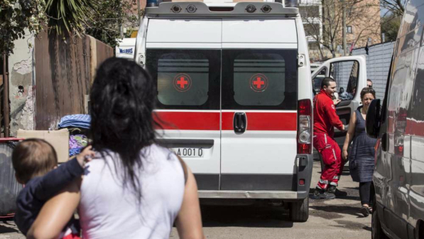 Napoli, sparatoria davanti a un bar: grave un 19enne, donna ferita