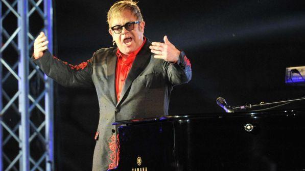 Sir Elton John si ritira dalle scene, arriva l'annuncio ufficiale