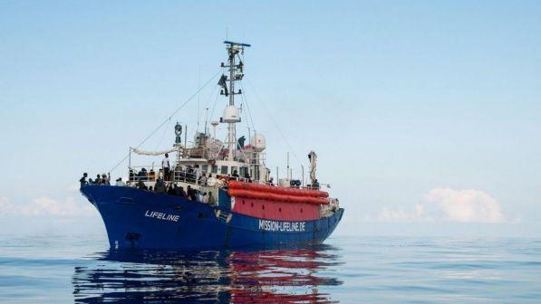 Migranti, la Lifeline ha attraccato al porto de La Valletta