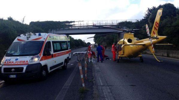 Motociclista perde il controllo e si schianta sul marciapiede: morto