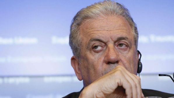 Migranti, il commissario Ue: "Siamo al fianco dell'Italia"