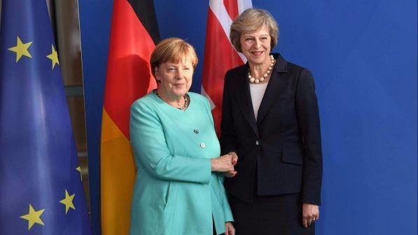 Brexit, la Merkel tende una mano alla May | Gelo Ue: "Non si rinegozia"
