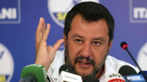 Sea Watch entra in acque italiane, Salvini: "Schiero forza pubblica"