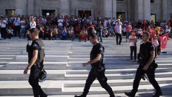 Turchia, ordine di arresto per 35 giornalisti: legami con Gulen