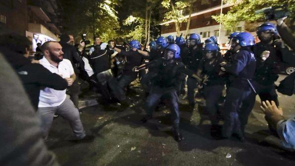 Roma, Forza Nuova tenta "passeggiata": scontri con la polizia