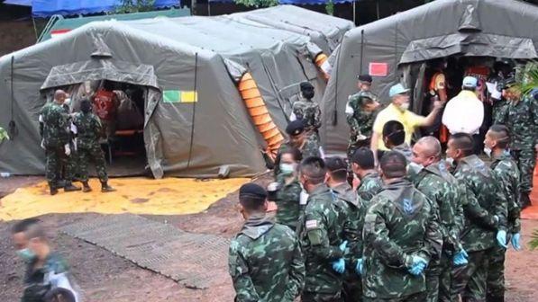 Thailandia, ripresi i soccorsi: 8 i ragazzi estratti vivi | Martedì tocca agli ultimi 4 e al mister